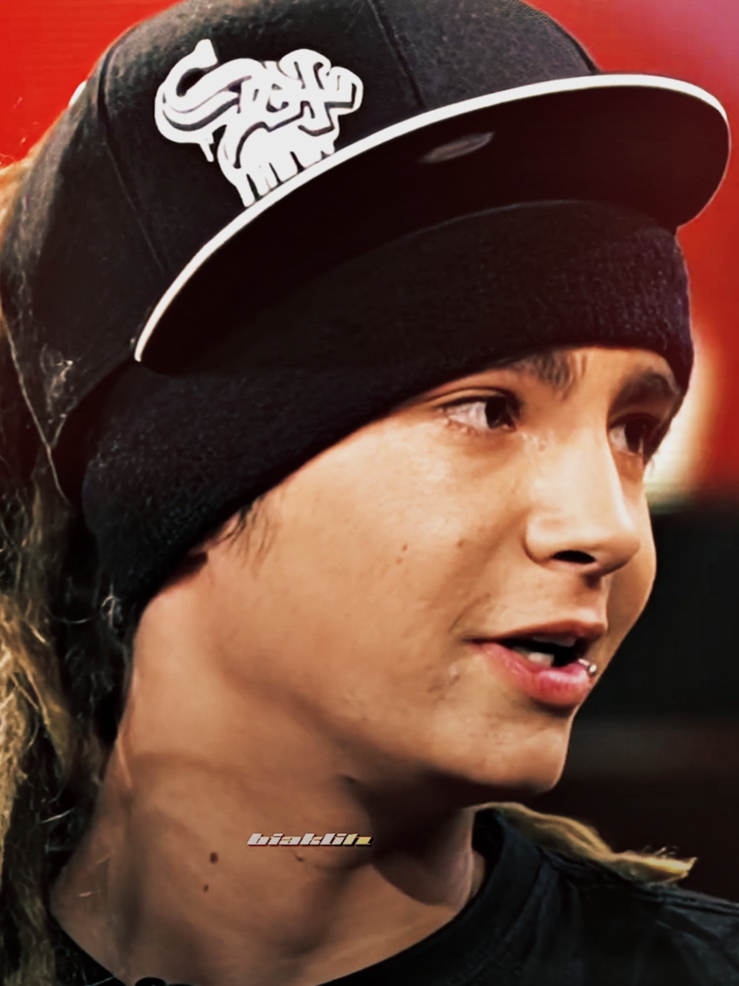 #TOMKAULITZ // the way he stares at them.. . . . #tomkaulitzedit #tokiohotel #tokiohoteledit #2000s #edit #edits #fyp