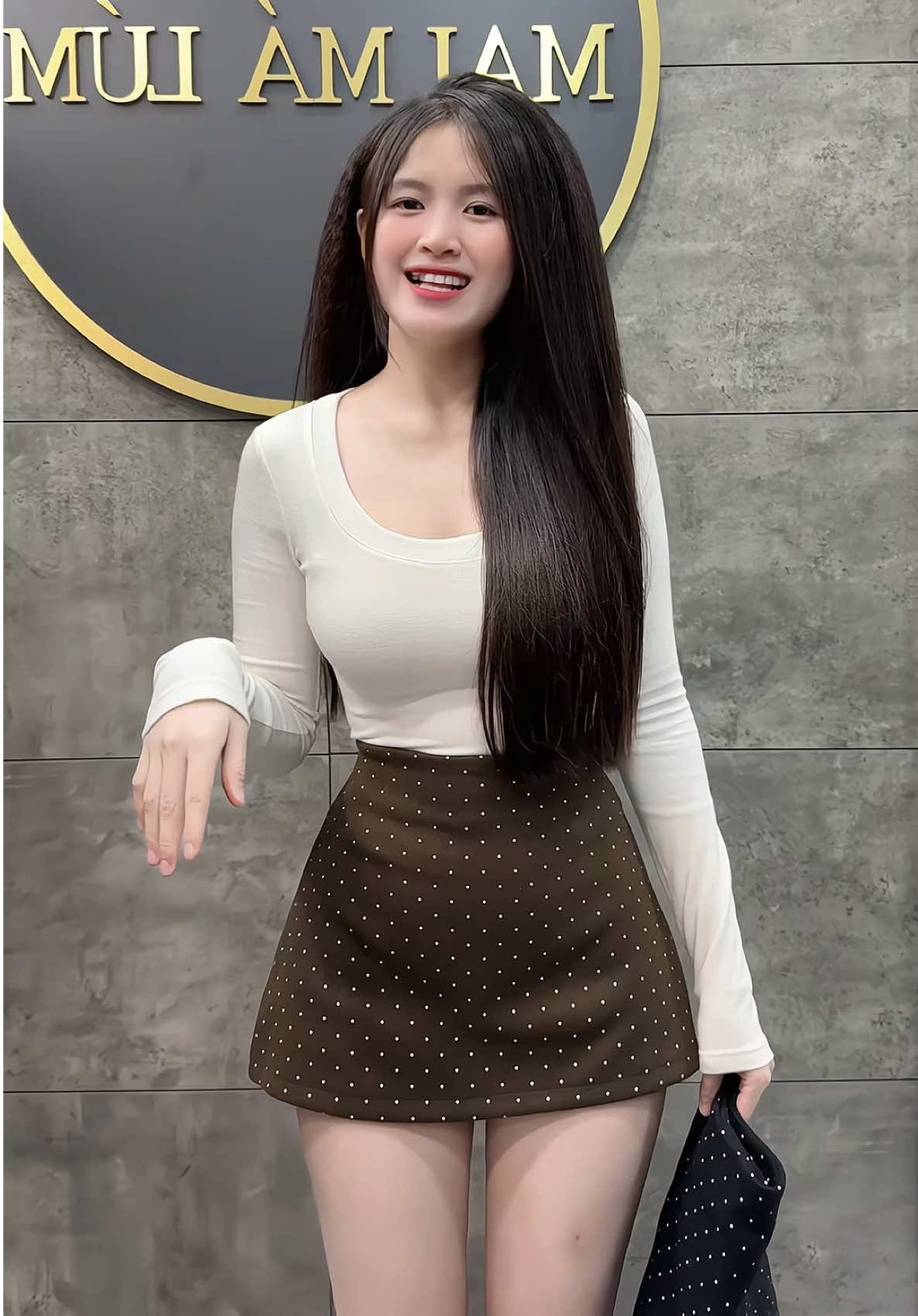 Chân váy chấm bi