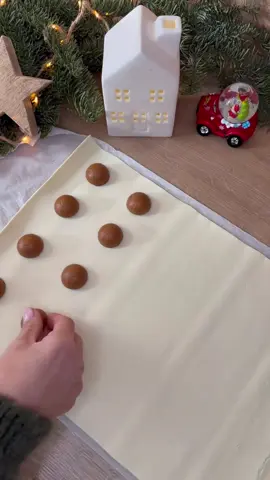 ✨ In der Weihnachtsbäckerei… gibt’s heute Blätterteig mit Toffifee! 15 Minuten bei 200° – fertig ist das süßeste Last-Minute-Rezept. 😍🎄 ##w#weihnachtsbäckereiw#weihnachtsrezept#w#weihnachtszeitb#backenmitliebe        
