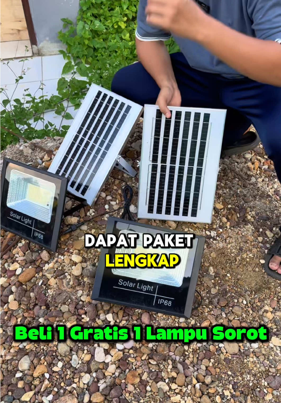 Harga Spesial bisa COD dan Beli 1 Gratis 1 #lampusorotsolarcell #lampusorotled #lampusorottenagasurya #lamputenagamatahari #solarlightoutdoor 