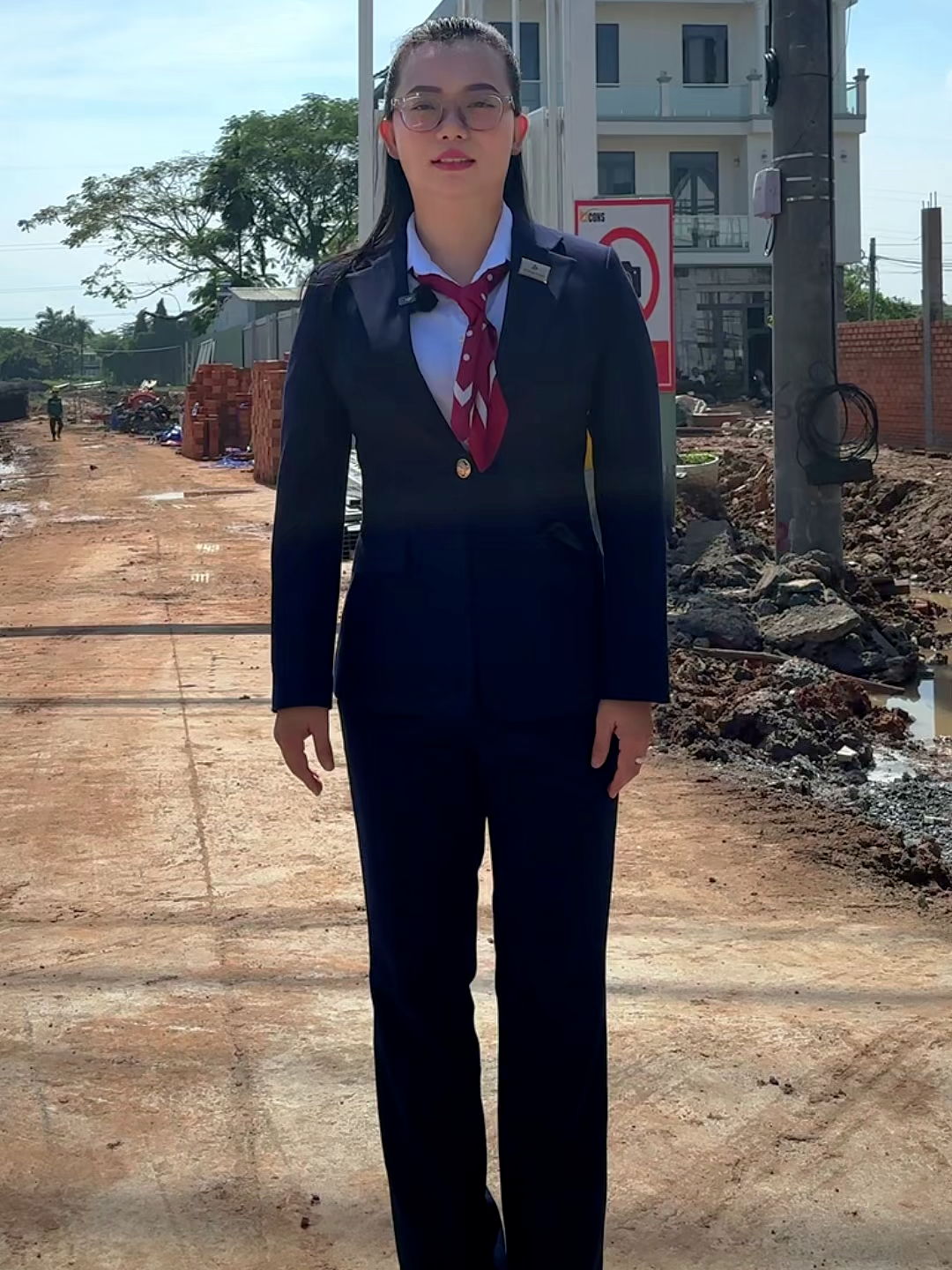 ✅✅BCONS NEWSKY - RA MẮT THỊ TRƯỜNG THUẬN AN  -------------- 💯💯SIÊU PHẨM đầu tay của BCONS tại mặt tiền Quốc Lộ 13 & GA METRO THUẬN AN. 👉Quy mô: 2 tầng hầm; 2 khối tháp 29 tầng cao; 👉Tổng số căn: 1632 căn + 24 căn thương mại, văn phòng.  Các loại sản phẩm:  💥2PN + 1WC: 47m2 ( HÀNG NÓNG )  💥2PN + 2WC: 55 – 74m2 💥3PN + 2WC: 72 – 81m2 💥3PN + 3WC: 94 – 99 m2 Cùng với 79 tiện ích nội khu hoàn chỉnh  📝Pháp lý: Đã có GPXD, và khởi công tháng 10/2025. #bconsnewsky