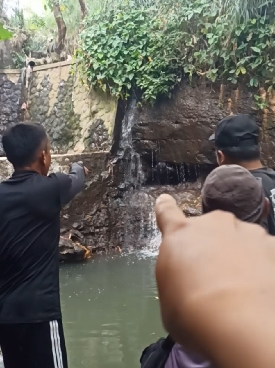 kaget .. Dia tiba tiba keluar dari lubang goa yang sangat gelap 😱 #fypシ゚  #viral  #viraltiktok  #viralvideo 