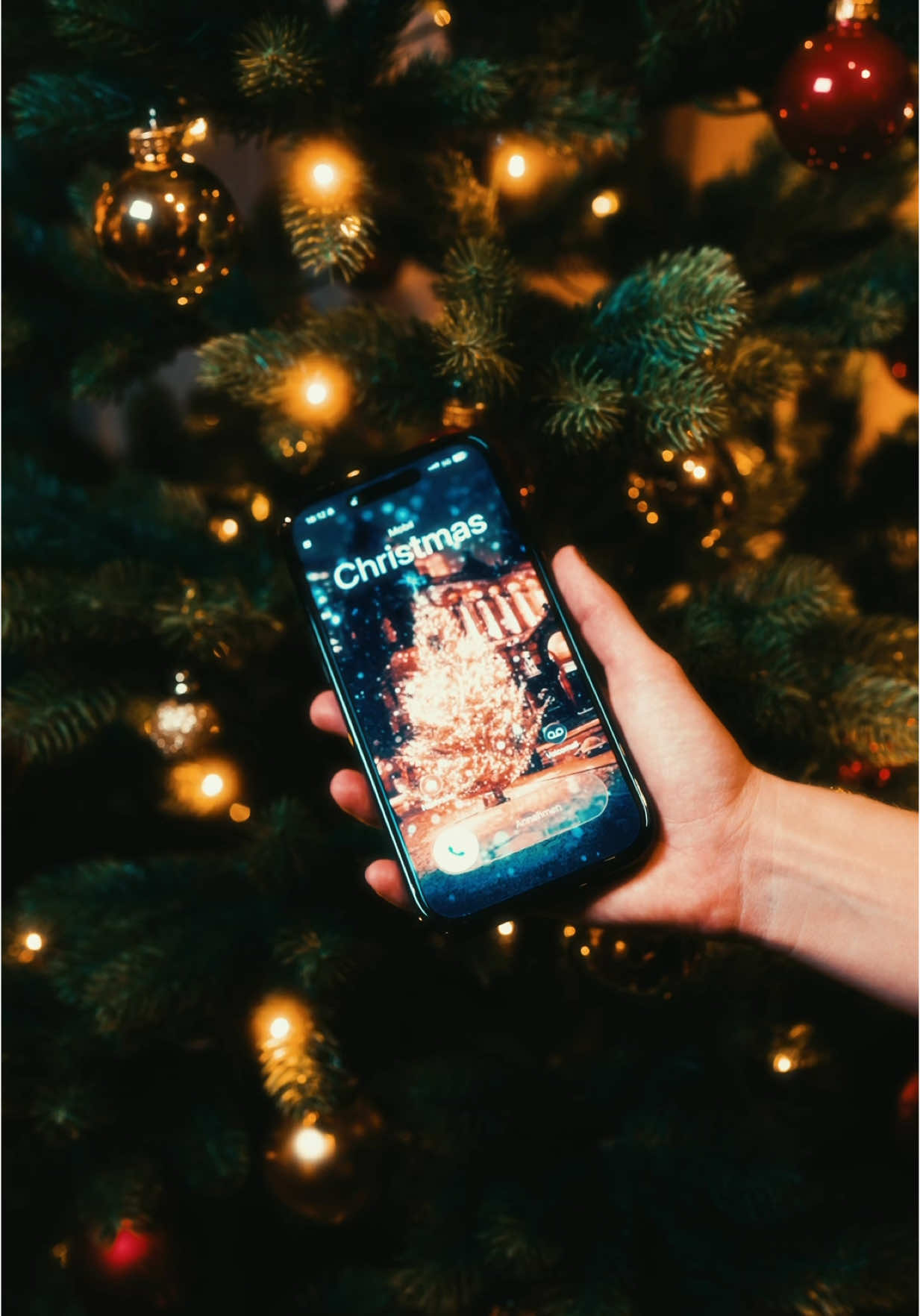 Christmas Calling 🎄 Willkommen im ersten Zimmer meines „HOTEL“ - Adventsgewinnspiels 🎅 Mit etwas Glück könnt ihr einen ganz persönlichen Weihnachtsgruß in Form einer Videobotschaft von mir für eure*n Liebste*n gewinnen. Macht mit über den Link in der Bio! Weihnachtliche Grüße Euer Johannes ❤️