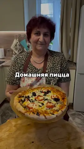 Домашняя пицца 🍕 Тесто: Мука 300 г Соль 1/2 ч.л. Сахар 1 ст.л. Сухие дрожжи 3/4 ч.л. Растительное масло 2 ст.л. Теплая вода 200 мл Кетчуп 2 ст.л. Майонез 2 ст.л. Аджика 2 ст.л. Шампиньоны 4 шт Куриное мясо 200 г Помидоры 2 шт Сыр моцарелла 200 г Базилик Приятного аппетита 😋