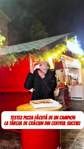 Testez pizza făcută de un campion la Târgul de Crăciun din centrul Sucevei-Ep. 2 Pizza senzațională, făcută de un campion, doar la căbănuța Industrial Pizza! Gust intens, blat perfect, topping-uri fresh și o selecție de băuturi super interesante. Găsești cabănuța fix în centrul Sucevei, pe Esplandă. Merită fiecare mușcătură! #targdecraciun #suceava #centru #pizza #industrialpizza @IndustrialPizza 