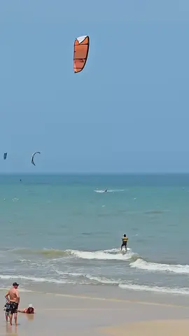 Lướt sóng dù lượn tại biển Phan Thiết 