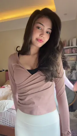 versi cantik demure cutesy