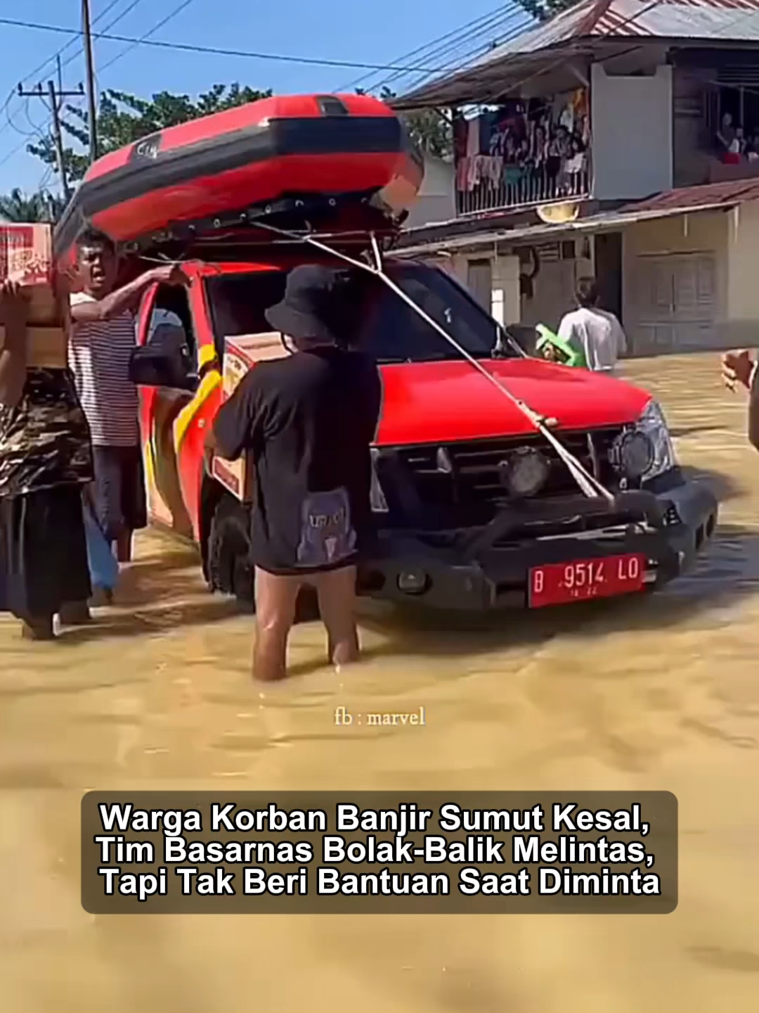 Di tengah keparahan bencana banjir yang melanda sejumlah daerah di Sumatera Utara, muncul keluhan serius dari warga terdampak mengenai minimnya respons dan bantuan dari tim pencarian dan penyelamatan. Warga di salah satu lokasi yang terdampak banjir mengaku kesal setelah menyaksikan tim dari Badan Nasional Pencarian dan Pertolongan (Basarnas) berulang kali melintas di lokasi mereka, namun tidak memberikan bantuan evakuasi saat diminta. Menurut kesaksian warga, mereka sudah berulang kali mencoba menghentikan dan meminta pertolongan kepada petugas Basarnas yang melintas. Namun, permohonan tersebut tidak mendapat respons yang memadai. Situasi ini membuat emosi warga memuncak. Mereka merasa frustrasi karena kondisi banjir yang semakin parah membuat banyak warga, termasuk kelompok rentan, membutuhkan bantuan evakuasi dan pertolongan segera. 