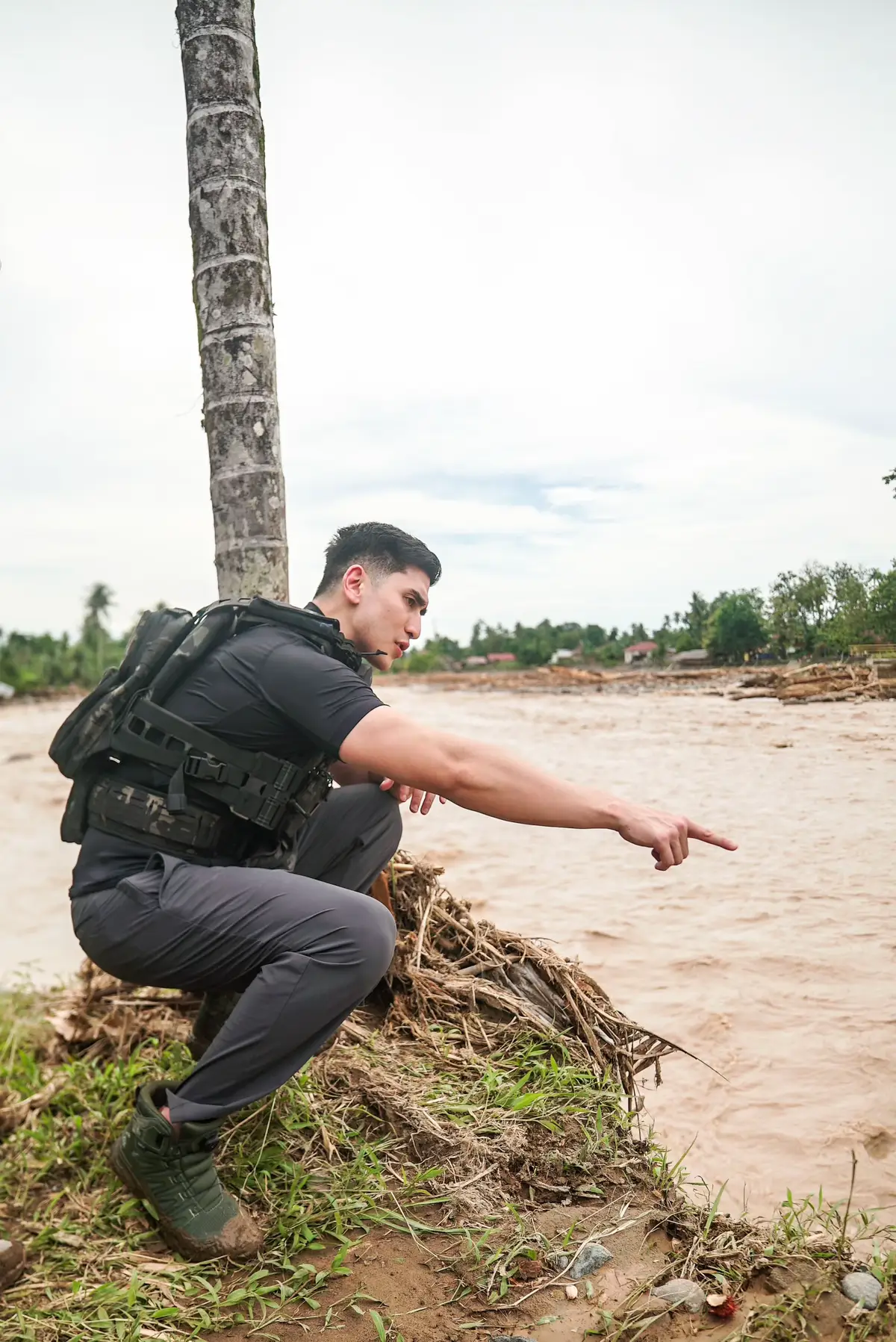 Ada saat-saat di mana kita harus berhenti sejenak dan benar-benar merasakan apa arti keteguhan.  Hari ini, saat tiba di salah satu titik terdampak banjir di Padang, saya merasakannya sejak langkah pertama. Di tengah puing, rumah-rumah yang tergenang dan bersisa lumpur, seorang ibu menceritakan bagaimana air naik begitu cepat, tak memberi waktu untuk menyelamatkan apa pun.  Tak jauh dari sana, seorang bapak masih menyeka lumpur di ruang tamunya sembari tersenyum tipis, 