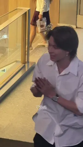 Mỗi lần Pu mặc đồng phục trắng là đầy vibe Chàng trai năm ấy chúng ta cùng theo đuổi. Tươi sáng như ánh mặt trời nhỏ, rất hợp với câu “Dương quang sáng lạng” fan Trung đặt cho PuPu #ppoohkt #poohhoopers 