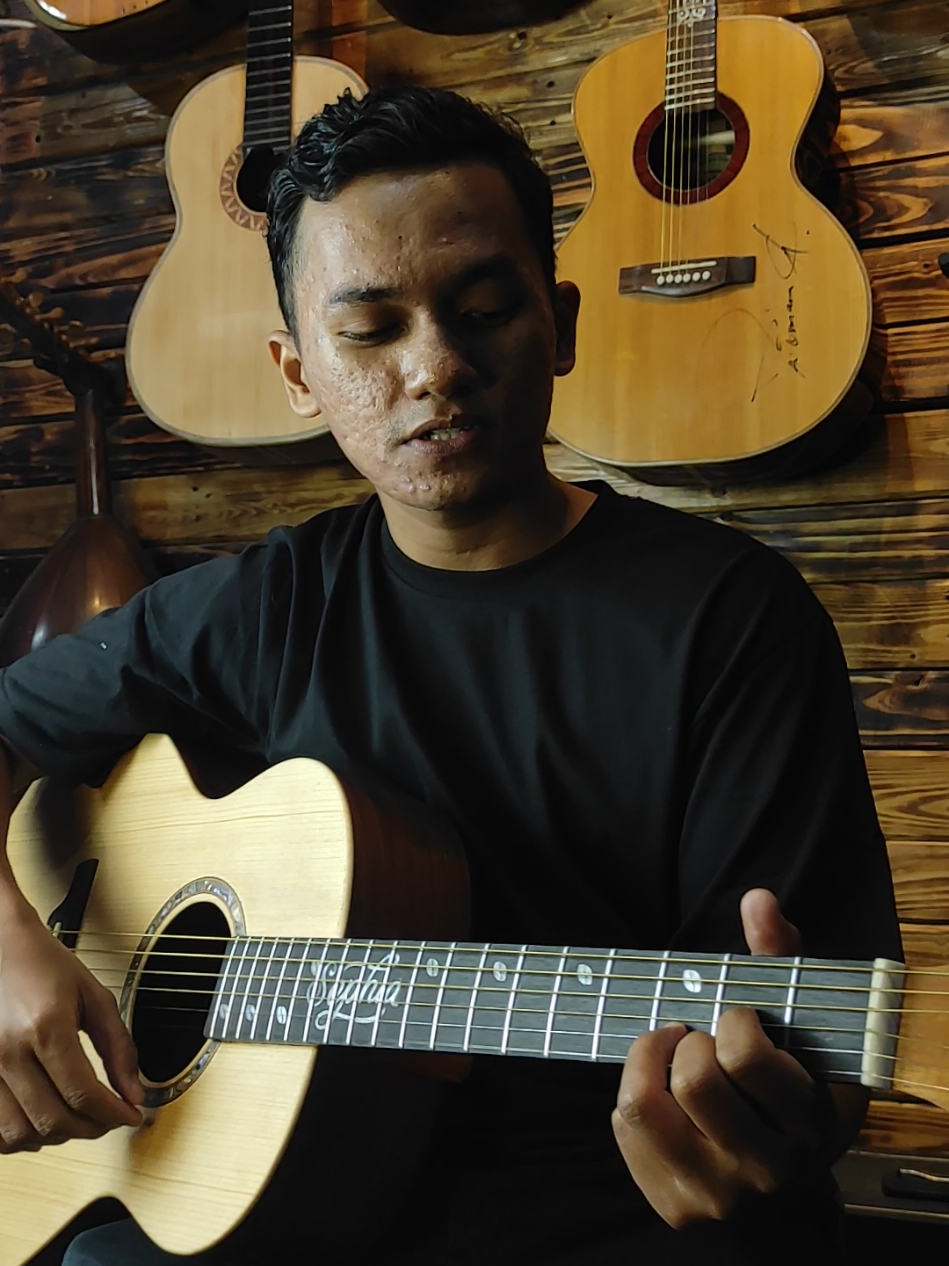 lagu andalan setiap kali nongkrong sama teman - teman. #sahabatsephia #sephia #sephiagitar 