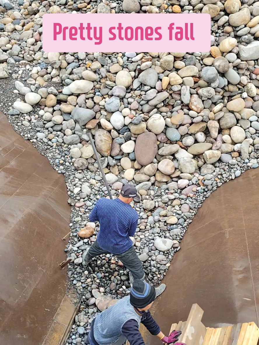 Today too, pretty pebbles pass over the belt. #unloading #satisfying #whitenoise #dailywork 