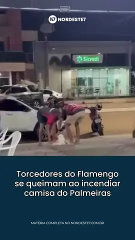 Torcedores do Flamengo se queimaram ao tentar incendiar uma camisa do Palmeiras durante uma comemoração em Candeias do Jamari. O vídeo mostra o momento em que o grupo joga um líquido inflamável na peça, que explode assim que o fogo é aceso. A explosão atinge os próprios torcedores. Não há registro de feridos graves. #comemoracao #flamengo #palmeiras #explosao #registro