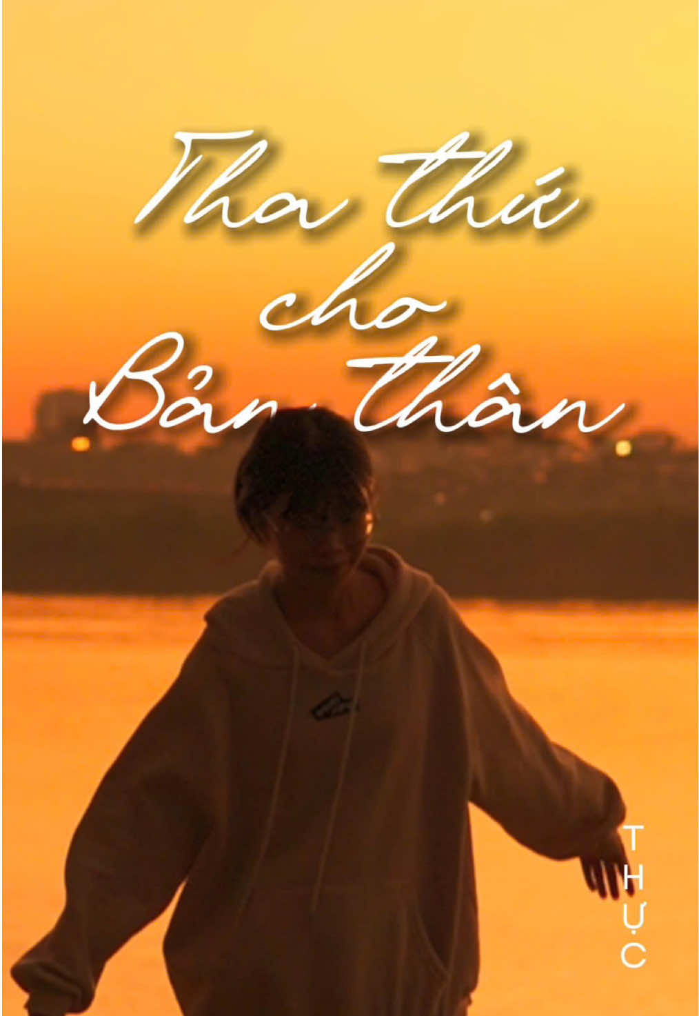 Con người chúng mình kể ra cũng lạ… những điều đẹp đẽ ngay trước mắt thì cứ để nó trôi tuột đi, như thể mình còn cả một đời để ngắm lại. Còn những điều làm mình đau buồn, những chuyện cũ mèm rồi thì lại cứ giữ khư khư trong lòng. Nhưng rõ ràng là, mỗi người đều chỉ có 24 giờ một ngày. Một phút mình dằn vặt bản thân của quá khứ cũng chính là một phút mình đánh rơi mất hiện tại. Thay vì để u tối nhấn chìm thì mình dùng thời gian đó cho những điều tươi đẹp thì hay biết mấy! #thuchienpodcast #LearnOnTikTok #phattrienbanthan #yeuthuong #filmmaking 