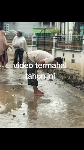 Ia tetap ingat pada sang Pencipta. #frayforsumatera #banjirbandang #aceh #sumaterabarat #sumaterautara 