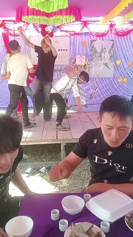 tất cả đã bị bao vây.