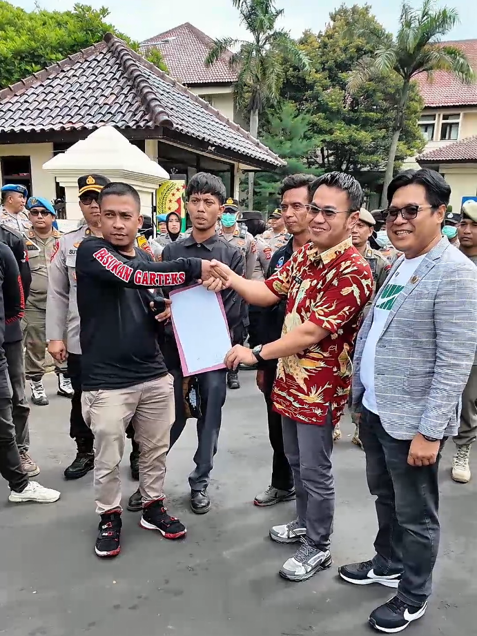 Saya menerima aspirasi yang disampaikan oleh serikat buruh Garteks Longrich. Dalam kesempatan audiensi saya sampaikan bahwa isu pengupahan adalah persoalan sensitif yang menyangkut keseimbangan antara kemampuan investor dan kebutuhan pekerja. Pengupahan harus dikelola secara harmonis, karena hanya dengan titik temu yang adil, hubungan industrial bisa berjalan sehat. Walaupun penetapan UMK maupun UMSK bukan kewenangan pemerintah daerah, saya tegaskan komitmen untuk tetap mengawal aspirasi para buruh sesuai mekanisme hukum yang berlaku. Saya menghargai penyampaian aspirasi yang tertib dan damai, dan saya pastikan suara mereka akan dibawa ke proses yang semestinya. #rhasanbasori #DPRDCirebon #hasanbasori #KabupatenCirebon #demoburuh 