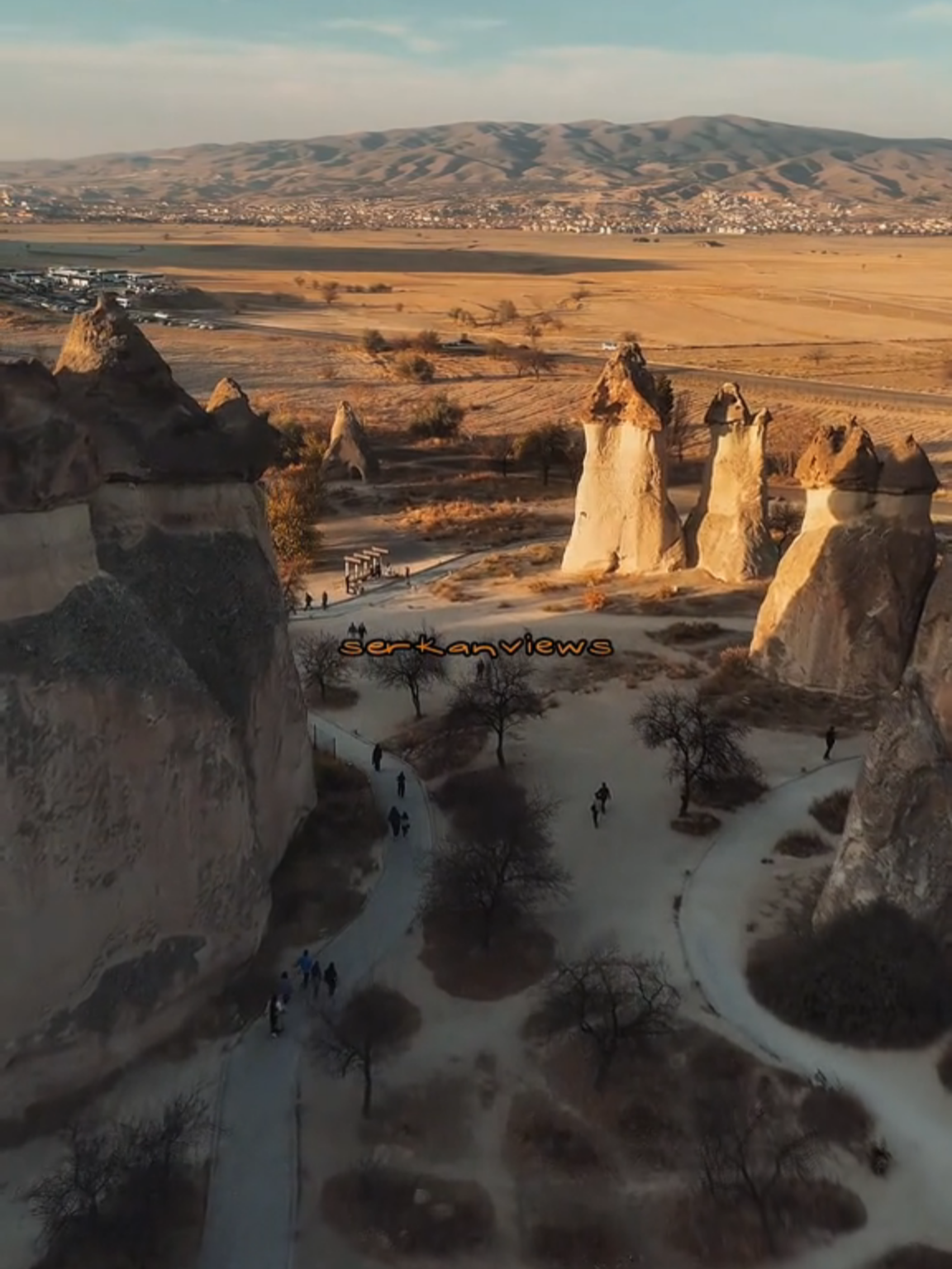 Kapadokya’nın Sıradışı Vadisi – Paşabağları 🏞️ 🗻 Kapadokya’nın en etkileyici şapkalı peribacalarını bir arada görebileceğiniz eşsiz bir vadidir. 🏛️ 5. yüzyıldan itibaren keşişlerin inzivaya çekilmesiyle “Rahipler Vadisi” olarak anılmıştır. 🌋 Jeolojik yapısı ve tarihiyle Kapadokya’nın en karakteristik ve özel noktalarından biridir. Serkan Demir,den alıntı..
