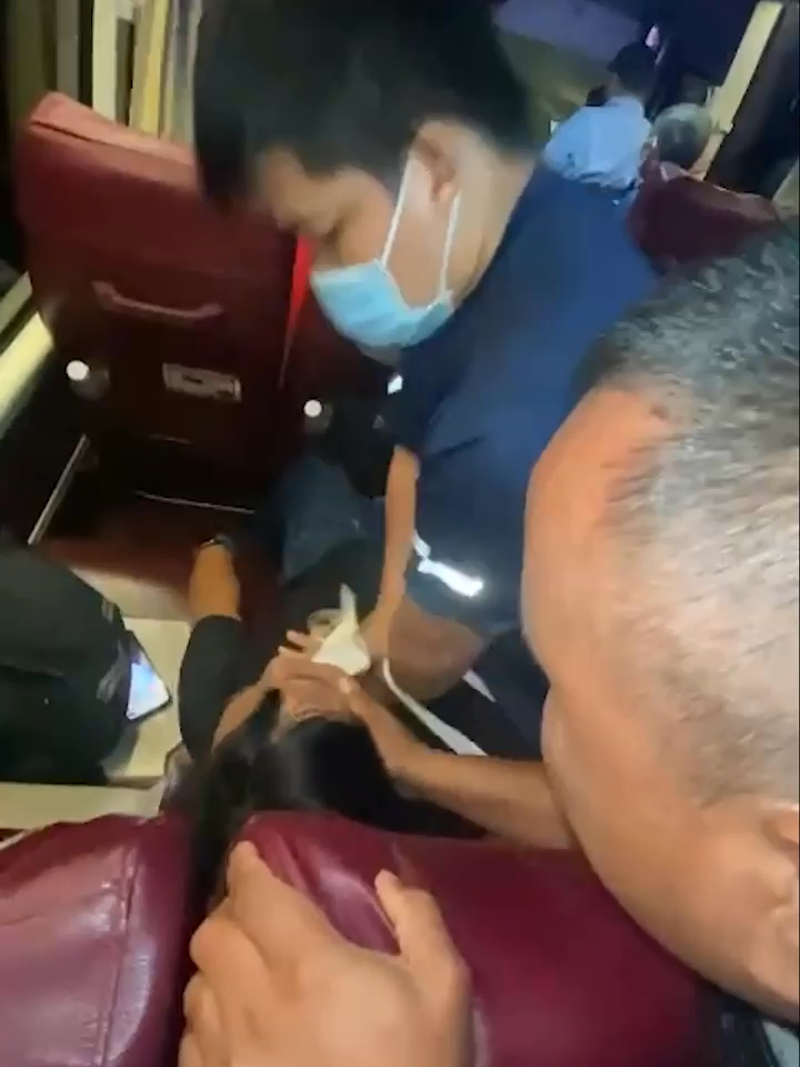 45 giây giành lại sự sống cho người đàn ông ngưng tim trên xe khách #VnExpress #VNEgo