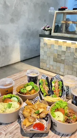 Ternyata deket coffeeshop sini ada penginapan @RedDoorz Indonesia lho jadi ngga worry lagi klo dari luar kota kesini. #RedTraveler #RedDoorzID #bukasemuapintu