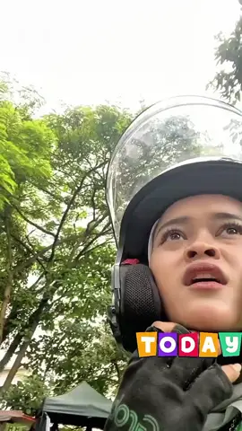 Driver wanita itu rugi waktu, tenaga, dan bensin. Ia juga tampak kecewa karena tidak dihargai meski sudah berusaha maksimal. Saksi mengatakan bahwa sang driver sudah menunggu cukup lama sebelum akhirnya sadar order dibatalkan sepihak. Atas kejadian ini, warga sekitar mengingatkan agar para pengguna layanan lebih menghargai kerja keras driver dan tidak diskriminatif soal gender. Kejadian ini kembali membuka realita pahit di lapangan: tidak sedikit driver, terutama wanita, yang mengalami perlakuan tidak adil hanya karena alasan yang tak masuk akal.  Dalam kasus ini, sang kakak driver sudah menempuh perjalanan jauh, berharap mendapatkan rezeki tambahan, namun harus menerima pembatalan hanya karena customer ingin driver laki-laki. Sikap seperti ini bukan hanya merugikan secara materi, tetapi juga melukai mental para pekerja lapangan yang setiap hari berjuang. Kejadian seperti ini seharusnya menjadi pengingat agar kita tidak memandang sebelah mata para driver, apa pun gender mereka. Dari kasus ini kita belajar bahwa penghargaan dan empati adalah hal kecil yang punya dampak besar. Setiap klik cancel bisa mengurangi rezeki orang lain. Follow Insight News untuk update konflik sosial terbaru, tercepat, dan fakta yang sering tidak muncul di media besar. Menurut kalian, gimana opini kalian soal kejadian ini? Wajar atau berlebihan? #BeritaHarian #KonflikSosial #DriverOjol