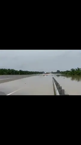 Perjuangan driver2 Skidtank LPG menerobos banjir besar di langkat Sumatera Utara. Bertaruh nyawa demi pasokan LPG tetap ada dimasyarakat ditengah bencana alam besar di Sumatera Utara, Aceh dan Sumbar. Apresiasi sebesar besarnya untuk kalian rekan rekan driver LPG.@jalan Tol Binjai Langsa .#driverhebat#fyppppppppppppppppppppppp #menjaditangguh #belajarmenjadibaikdaniklas 