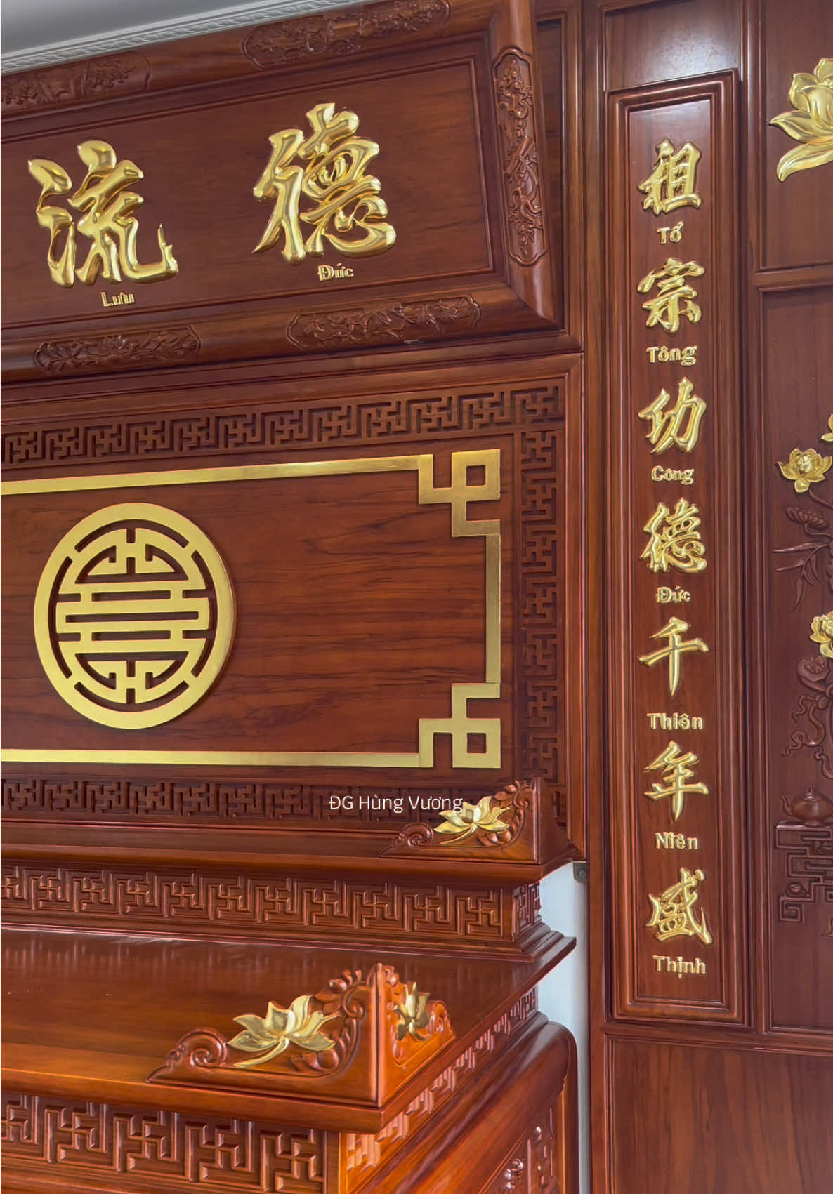 Sau khi lắp đặt vách thờ xong thì em sẽ treo đại tự câu đối lên trên#dogohungvuong #xuhuong #váchngănphòng #gỗgõđỏ #noithatphongtho 