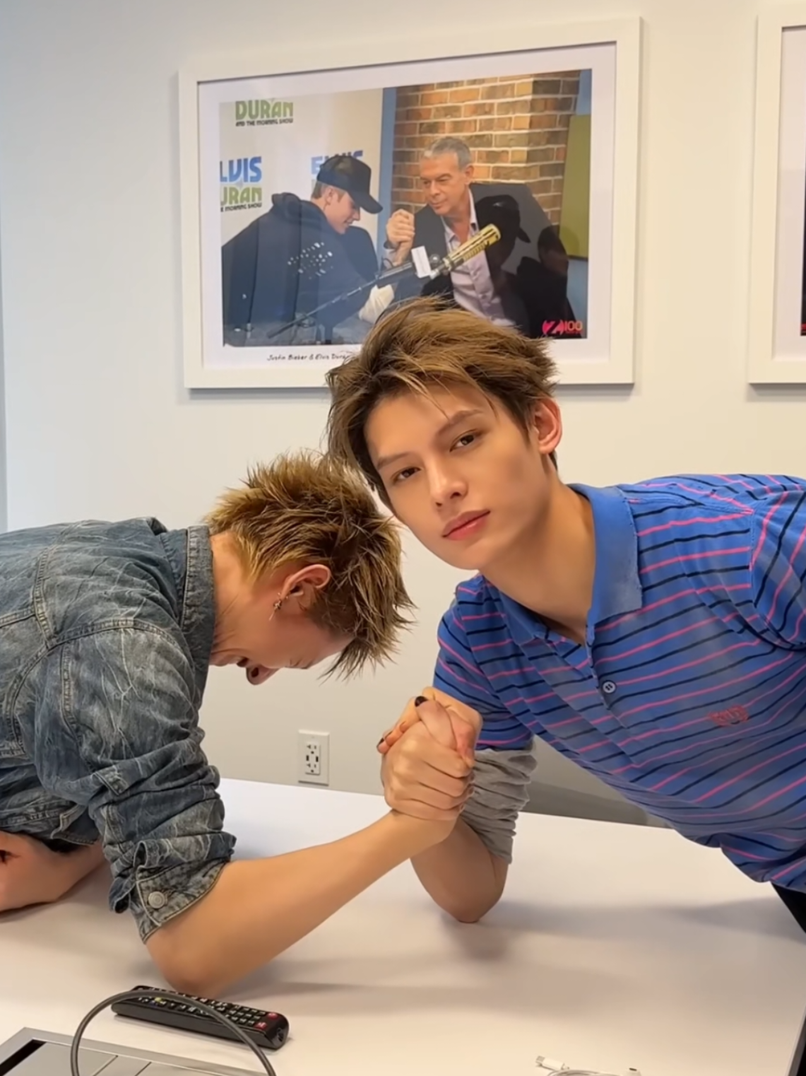 martin struggling while james just nonchalant also it feels like looking at 2 wasian member (ik james is not) anyways james is handsome 🦅❤️ #cortis #james #martin #코르티스 