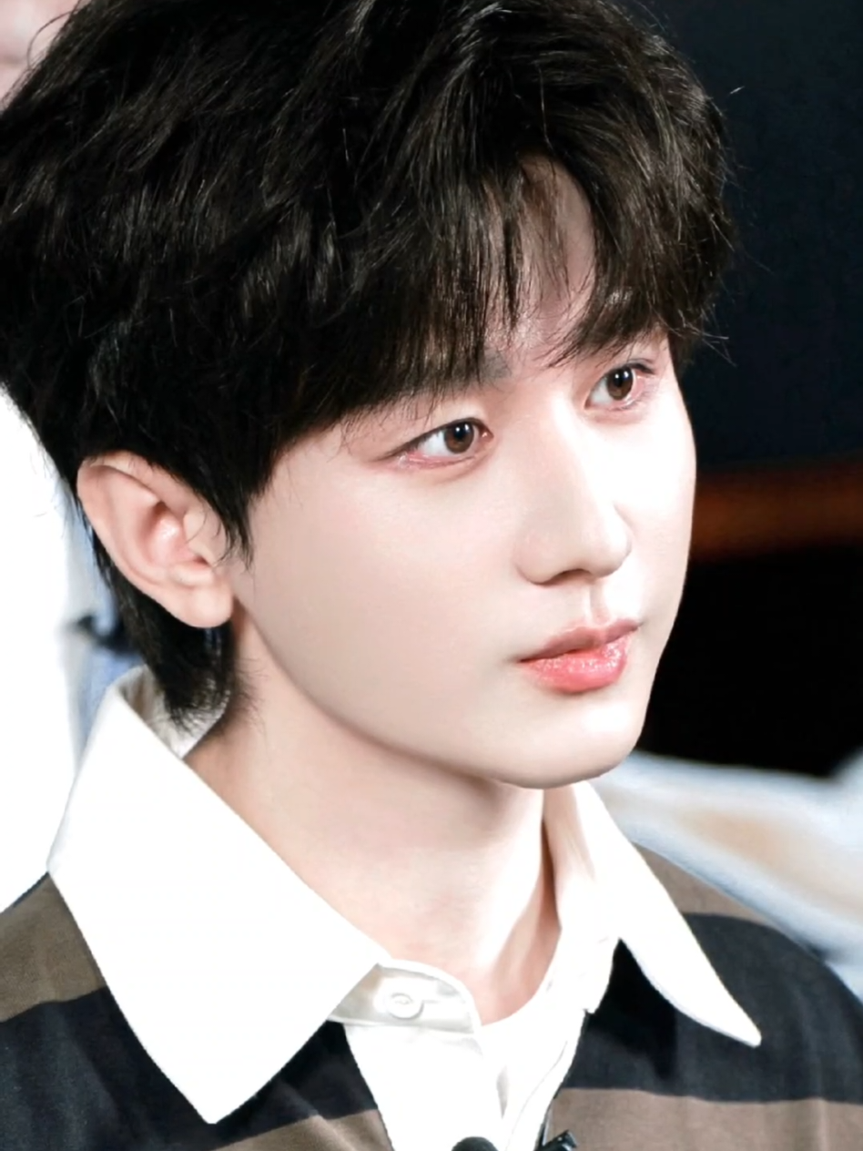 sedang menikmati di silent treatment sama bayi vintage, gapapa ya guys kita maklumi dan kita tunggu sampai dia kembali dengan senyum ramah manisnya. ini adalah cara dia protes dengan kiwi nya 🤭 sehat-sehat ya anak baik nya kiwi 🥝💚🔥#chengyi #成毅 #成毅💚🥝 #fiiftendaysintwocapitals #swordandbeloved 