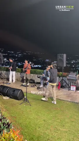 Resort daerah puncak yang viewnya best bangetttt!!! Bahkan punya caffe yang se cantik ini!  Yuk buruan ke Urbanview resort Anty Cisarua Puncak Bogor🤩 #URBANVIEWbyRedDoorz #Rekomendasicafepuncak #rekomendasihotelpuncak 