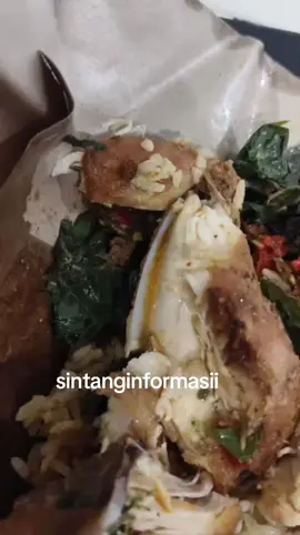 hati2 sebelum menyantap makanan yg dibeli, pastikan dlu lauk pauk nya masih bagus, seorang warga disintang menemukan lauk yg sudah tidak layak makan atau sudah ber ula**30/11
