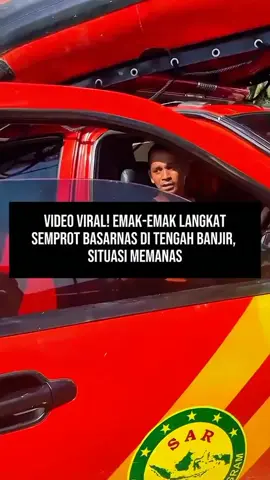 Situasi Tegang di Tengah Banjir Langkat: Warga Protes ke Tim Basarnas, Nyaris Ricuh LANGKAT, SUMATERA UTARA - Suasana tegang mewarnai upaya penanganan banjir di Langkat, Sumatera Utara, ketika warga setempat melancarkan protes keras kepada tim Basarnas. Dalam video yang beredar, terlihat sejumlah emak-emak melakukan aksi protes yang nyaris memicu kericuhan di tengah banjir. Protes ini diduga dipicu oleh lambatnya penanganan dan kurangnya bantuan yang diterima oleh warga terdampak banjir. Dalam video tersebut, terdengar suara-suara emak-emak yang mengungkapkan kekecewaan dan kemarahan mereka terhadap tim Basarnas yang dianggap kurang responsif terhadap kebutuhan mendesak. 