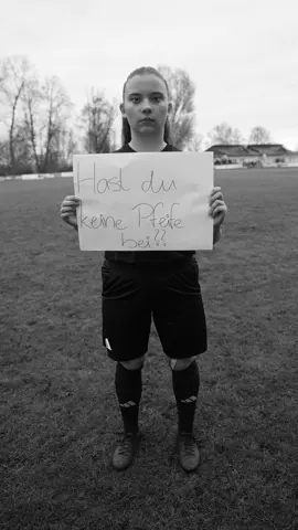 Wir alle lieben diesen Sport und leben ihn mit Emotionen und manchmal leider auch mit verbalen Aussetzern, bis hin zu persönlichen Beleidigungen, sowie körperlicher Gewalt gegenüber den Menschen, die dieses Spiel erst möglich machen! Ohne Schiedsrichter könnte kein Spiel angepfiffen werden! Also lasst uns Respekt zeigen! Gegen Beleidigungen und diskriminierende Aktionen gegenüber allen Schiris, die auch „nur“ Menschen sind! Es könnte auch dein Papa, Mutter, Bruder, Schwester, Kind, Tante oder Onkel sein! Gerne teilen! #vflnauen #schiedsrichter #respekt #respect #refree 