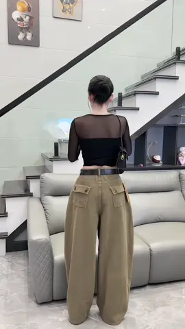 Nghe bảo Nâu đang hot phải k mí bà 🤪 #viral #jeans #trending #outfitideas #xuhuongtiktokkk 