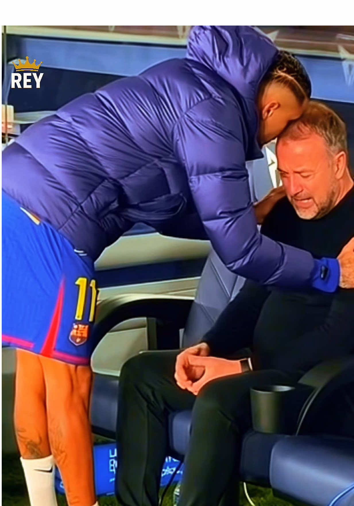 Flick casi rompe en lágrimas 🥲y Raphinha aparece como un hermano en el peor momento” #RaphinhaApareceCuandoElEquipoMasLoNecesita #HansiFlickAlBordeDeLasLagrimasEnElBanquillo #UnGestoQueConmueveATodoElMundoDelFutbol