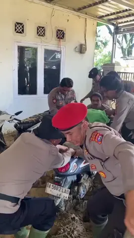 Kegiatan Polresta Padang dan Polsek jajaran membantu membersihkan akses jalan yang tertutup lumpur pasca banjir. Polri bekerja sama dengan warga dan instansi terkait untuk membuka kembali jalur yang terputus di kecamatan Pauh Kota Padang. Sabtu (29/11/2025) #polriuntukmasyarakat #banjir #sumbar #polrestapadang #poldasumbar @polrestapadang @polsek.pauh @polsek.bungtekab @polsek.nanggalo @polsek.lubeg @polsekkuranji @humaspoldasumbar