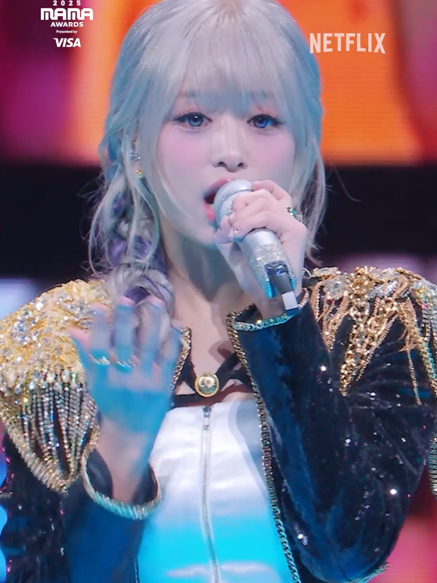 Simplesmente GOLDEN das HUNTR/X AO VIVO no #2025MAMA apresentado por 파리타 PHARITA, 아현 AHYEON, 로라 RORA (#BABYMONSTER) #Kpop #guerreirasdokpop #Netflix #NetflixBrasil