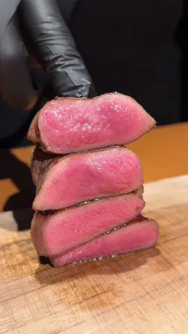 極上厚切りタンやユッケを堪能できる焼肉点！焼き師が丁寧に焼き上げてくれる厚切りタンは外側カリッと香ばしく中は柔らかい絶妙な仕上がり。 12/1〜1/31限定のコースでは前菜に始まり、厚切りタンやハラミ、赤身、卵黄を絡めた和牛握り寿司など思う存分、美味しいお肉を堪能できてコスパも抜群！ コースには含まれていませんがユッケも注文すべき一皿。 とろける食感のユッケはお肉の旨みをフルに味わえる逸品で、濃いめの卵黄と絡ませても西郷！ 📍焼肉 犇（東京 中野坂上） #東京グルメ #japanesefood 