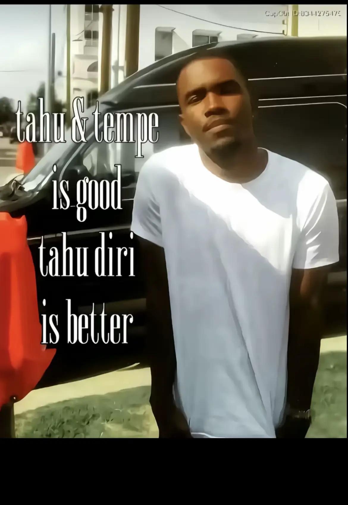 Tentu, berikut cara membuat donat manis: Resep Donat Manis Goreng Berikut adalah resep donat manis goreng yang bisa kamu coba: Bahan-bahan: • 500 gr terigu • 160 gr gula pasir • 1 sdt ragi fermipan • 80 gr margarin • 2 bt kuning telur • 200 ml air hangat • 1/2 sdt garam Cara Membuat: 1. Campur terigu, gula, ragi, kuning telur, margarin, dan air hangat. Uleni hingga kalis dan bertekstur halus (sekitar 20 menit jika menggunakan tangan). 2. Tutup baskom adonan dengan kain, diamkan adonan selama 45 menit hingga mengembang 2 kali lipat. 3. Setelah proofing 45 menit, kempiskan adonan lalu campur dengan garam, uleni hingga rata. 4. Cetak adonan dengan cetakan donat atau manual (bulatkan adonan lalu lubangi dengan jari). 5. Taruh donat yang sudah dicetak di nampan atau loyang yang sudah dioles minyak, diamkan lagi 10 menit. 6. Panaskan minyak, goreng donat dengan api super kecil agar matang sampai ke dalam dan tidak cepat gosong. 7. Goreng hingga kecoklatan, angkat, tiriskan. Hias sesuai selera. Tips Membuat Donat Empuk dan Mengembang Sempurna 1. Persiapan Bahan dan Alat Pastikan semua bahan dan alat yang diperlukan sudah siap sebelum memulai. 2. Aktifkan Ragi Campurkan ragi instan dengan susu cair hangat dan sedikit gula. Aduk hingga rata, lalu diamkan selama 5-10 menit sampai ragi berbuih. 3. Campurkan Bahan Kering Dalam mangkuk besar, campurkan tepung terigu, sisa gula, dan garam. Aduk rata. 4. Uleni Adonan Buat lubang di tengah campuran tepung, lalu masukkan telur dan campuran ragi. Uleni adonan hingga setengah kalis. Setelah itu, masukkan mentega. Lanjutkan menguleni hingga adonan benar-benar kalis, elastis, dan tidak lengket di tangan. Proses ini bisa memakan waktu 15-20 menit jika menggunakan tangan, atau 10 menit jika menggunakan mixer. 5. Proses Fermentasi Pertama Letakkan adonan dalam mangkuk yang sudah diolesi minyak, tutup dengan kain bersih, lalu diamkan di tempat hangat selama 45-60 menit. Adonan harus mengembang hingga dua kali lipat ukurannya. 6. Kempiskan Adonan Setelah adonan mengembang, kempiskan perlahan untuk mengeluarkan gasnya. 7. Bentuk Donat Giling adonan hingga ketebalan yang diinginkan (sekitar 1,5 cm), lalu cetak dengan cetakan donat. Letakkan donat di atas loyang yang sudah ditaburi tepung agar tidak lengket. 8. Proses Fermentasi Kedua Tutup kembali donat yang sudah dibentuk dengan kain dan diamkan selama 20-30 menit. Donat akan kembali mengembang dan ringan. Jangan terlalu lama mendiamkan, karena donat bisa jadi terlalu berongga. 9. Goreng dengan Minyak Panas Panaskan minyak dalam jumlah banyak dengan api sedang. Goreng donat perlahan, balik sekali saja ketika sisi bawah sudah berwarna cokelat keemasan. Membalik donat terlalu sering akan membuatnya menyerap banyak minyak. Dengan mengikuti langkah-langkah di atas, kamu dijamin akan menghasilkan donat yang empuk, lezat, dan mengembang sempurna. Selamat mencoba#donatmanis🍩 #fypシ゚ #masukberanda 