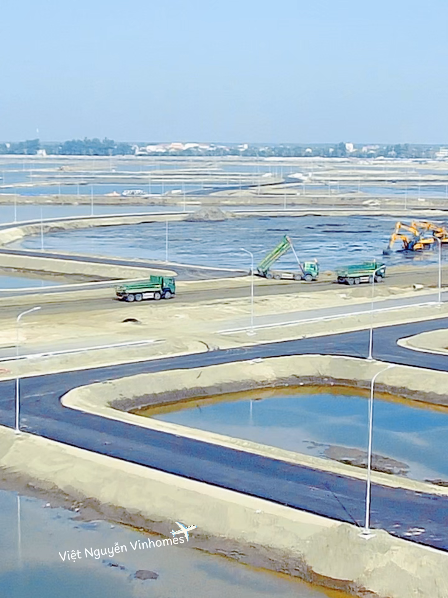 Tiến Độ Vịnh Ngọc – 30/11/2025 – P1-1 Cập nhật mới nhất tiến độ siêu dự án Vinhomes Green Paradise Cần Giờ. Nền hạ tầng – đường nội khu – cảnh quan hồ Lagoon đang thi công rất nhanh. Đây sẽ là phân khu có tiềm năng kinh doanh – nghỉ dưỡng – tăng giá mạnh trong tương lai. Theo dõi Việt Nguyễn Vinhomes để xem tiến độ mỗi ngày nhé! #vinhomescangio #vinhomesgreenparadise #tien_docangio #vinhomes #can_gio #can_gio2025 #vinhomesprogress #greenparadise #vingroup