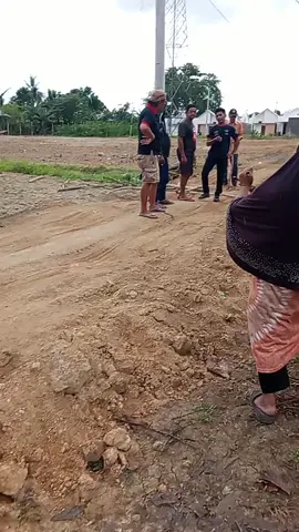 Masi berlanjut jalan poros basseang( tgl  30 bulan 11 )hari Minggu di BTN Ersi bintang gemilan...dan Baru kali ini saya mendengar dan sedikit lucu ketika seseorang ditanyakan hak dan kuasa apa yang dimiliki sehingga begitu mudahnya masuk merusak pagar yang suda di buat.dan jawaban oknum tersebut mengatakan saya punya surat kuasa tapi di pegan sama polisi.....?????🤦🤦🤦🤦##polewali