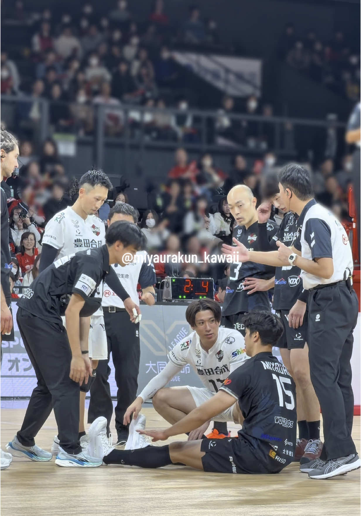 この一瞬が長く感じてひやひやした😭💦 この後も少し足気にしてる感じがあったけど大丈夫そうで本当によかった 全員怪我なく最後までプレーできますようにㅠ ㅠ🙏🏻 #ウルフドッグス名古屋 #宮浦健人 くん#kentomiyaura #男子バレー #volleyball 