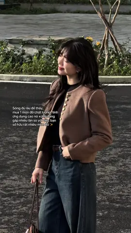 Càng có tuổi lại thấy mặc đơn giản nó mới đẹp các bà ha 🥲 #thoitrangnu #aokhoacda #OOTD #calie #énđây 