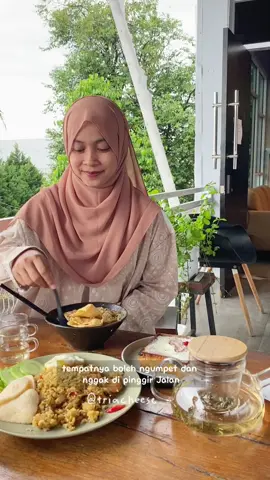 Titik teh  … Resto yang menyajikan berbagai macam minuman teh dan menu menu yang menggugah selera 😍🫶  Trmpatnya nyaman, menunya juga variatif , pokoknye recomend untuk kumpul barng keluarga… Nah cuma 3 menit dari titik teh,  aku punya rekomendasi hotel affordable cuma 200 ribuan ajah, ada kolam renang , kamar bersih dan nyaman, cocok banget buat liburan akhir tahun nanti .. Nah biar makin hemat, temen temen bisa booking di Aplikasi RedDoorz dan gunakan kode voucher “YUKNGINEP” untuk dapetin diskon up to 25%  #RedTravelers #RedDoorz #bukasemuapintu #HotelKuningan #StaycationKuningan @RedDoorz Indonesia 