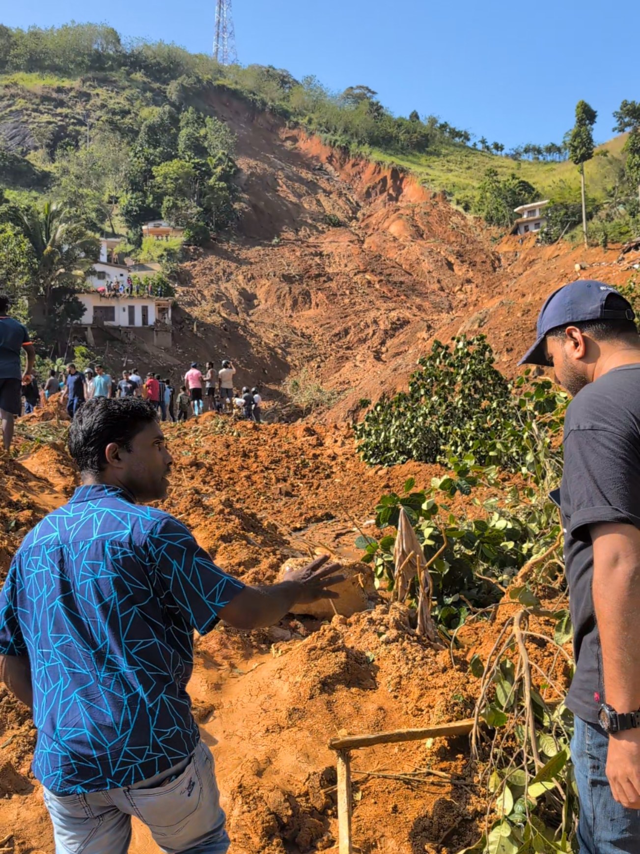 අලවතුගොඩ නාය යාම. මිනිස්සු ගොඩක් ඒක බලන්න යන හින්ද එතන මිනිස්සුන්ට ආදර දෙන්න යන්න අමාරුයි. #srilanka #flood 