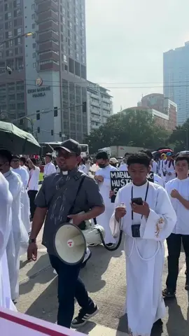 Nasa 200 seminarista at mga pari mula sa iba't ibang religious group ang lumahok sa Baha sa Luneta 2.0 sa Maynila kaugnay sa mga kilos-protesta kontra katiwalian ngayong araw, Nov. 30. | via Jonathan Andal/GMA Integrated News