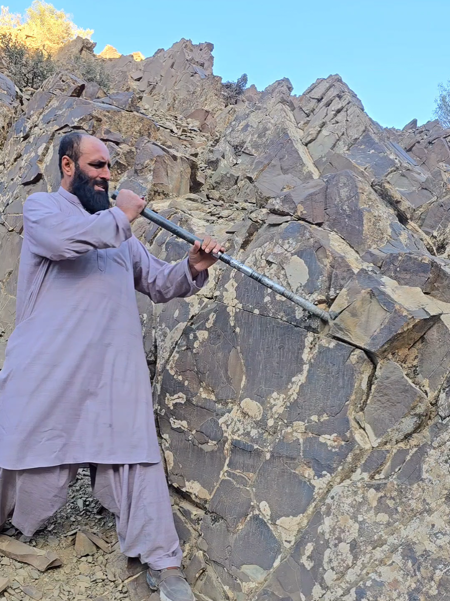 These miners mine rare gems, minerals, and rare stones 😱😱 #stones #viral #mining #foryouu #trending 