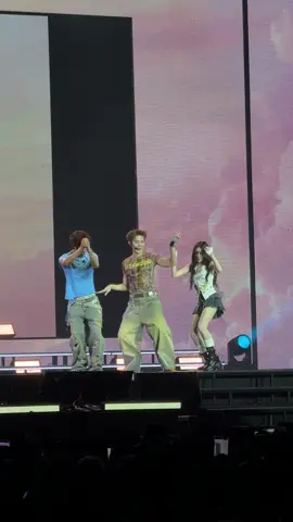 เอแคร์ได้ร่ายคาถาใส่พี่ชายทั้งสองเรียบร้อย😂 #JimmySeaFanconD2 @Acare.ct  @Jimmy_Jitaraphol @nnutdan @LYKN  #FELIZZ #RISERMUSIC