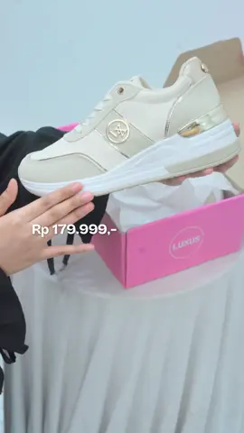 Yuha Sneakers in beige, checkout Yuqi Sneakers di keranjang sebelum kehabisan!🛒💛 . #LuxusCollection #sepatujalan #sepatucasual #sepatumurah #sepatuwanita 
