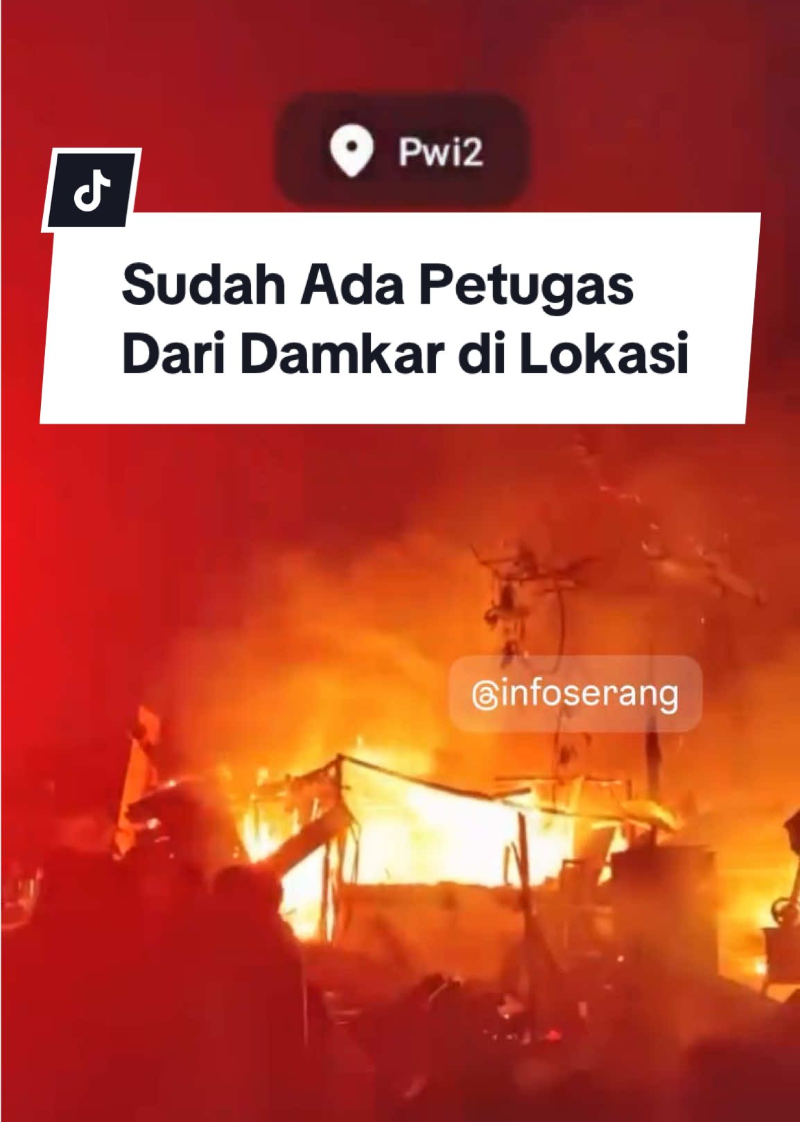 Telah terjadi kebakaran besar di sekitar kawasan PT Parkland World Indonesia (PWI) 2 yang berlokasi di Jl. Raya Lanud Gorda, Kecamatan Cikande, Kabupaten Serang. Asap pekat dan kobaran api terlihat membumbung tinggi, menyebabkan kepanikan di area sekitar, Minggu malam. (30/11/25) Api muncul sekitar pukul 20:10 WIB, petugas Pemadam Kebakaran (Damkar) Kabupaten Serang dan tim gabungan sudah tiba di lokasi dan tengah berjibaku memadamkan api. Kepada masyarakat di sekitar lokasi agar tetap tenang dan tidak mendekat ke area kejadian demi kelancaran proses penanganan. Semoga api segera padam dan tidak ada korban jiwa! Tetap waspada dan utamakan keselamatan! 🙏🏻 - #Infoserang #serang #banten #indonesia #Kebakaran       